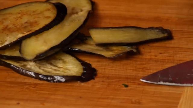 Брускетта с вялеными томатами и печёными баклажанами/с салями и моцареллой смотреть онлайн