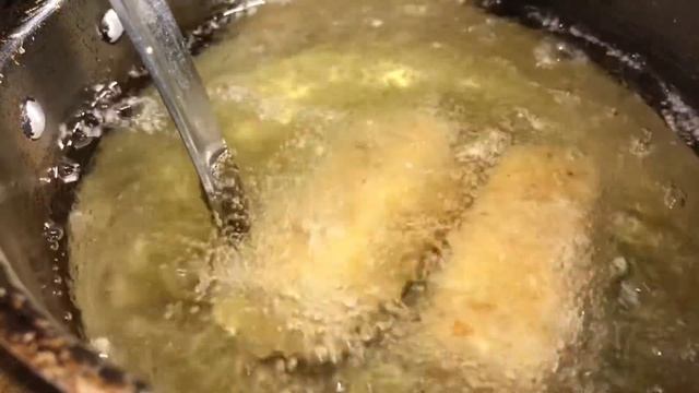 Сыр камамбер (бри) в панировке с брусничным соусом!) я не думал что это так вкусно!!! смотреть онлайн