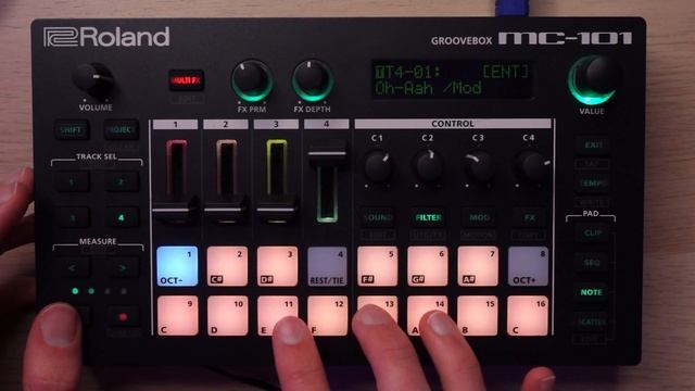 I Made a Bouncy Trap Beat on the Roland MC-101 смотреть онлайн