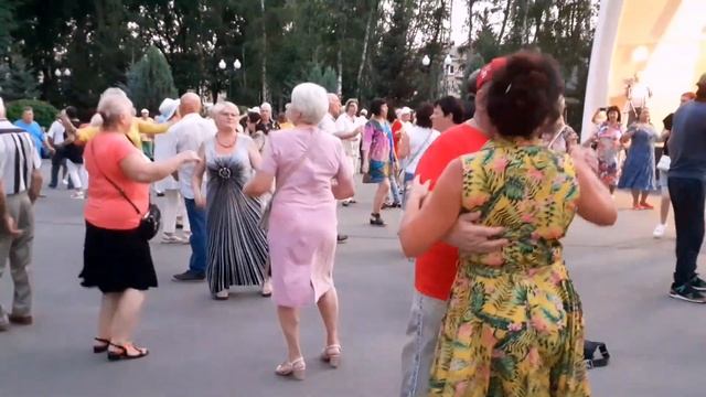 ЖИВЁТ, ЖИВЁТ В ЭТОМ ДОМЕ ГАЛИНА! ТАНЦЫ В ПАРКЕ ГОРЬКОГО ХАРЬКОВ 2021 смотреть онлайн