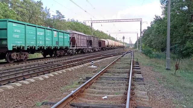 Вантажний та швидкісний потяги (ВЛ80Т назустріч Hyundai Rotem hrcs2) смотреть онлайн