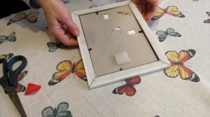 Лайфхак как повесить рамку для фото без гвоздей