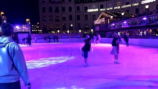 Рождественский каток на Карлсплац в Мюнхене смотреть онлайн