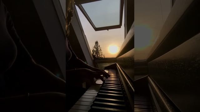 La Valse d’Amélie - Yann Tiersen | Piano Cover and Sunset смотреть онлайн