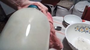 Изготовление сливочного масла из сметаны в домашних условиях при помощи 3 литровой банки и без прис