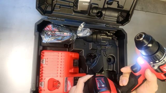 Unboxing: Taladro Milwaukee M18 CBLPD-422C ??