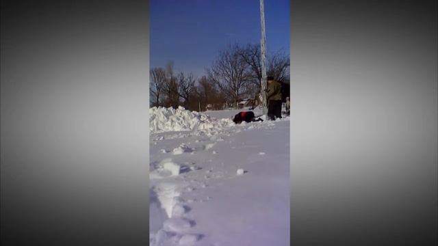Мужики прыгают в сугроб с лестницы (1) смотреть онлайн
