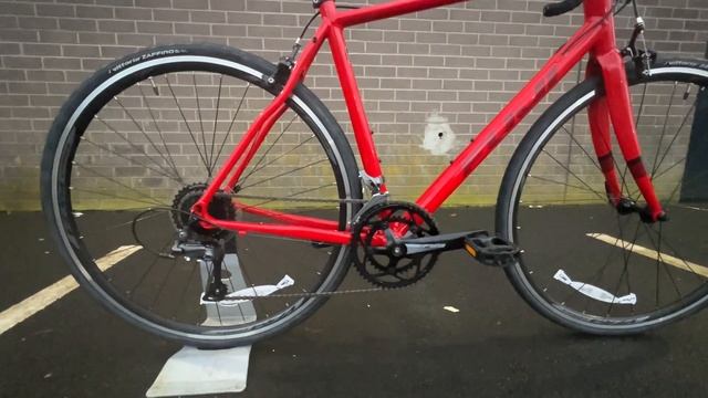 Best BEGINNERS ROAD BIKE? | Fuji Sportif 2022 - First Impressions смотреть онлайн