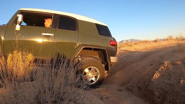 Off-roading my new FJ Cruiser смотреть онлайн