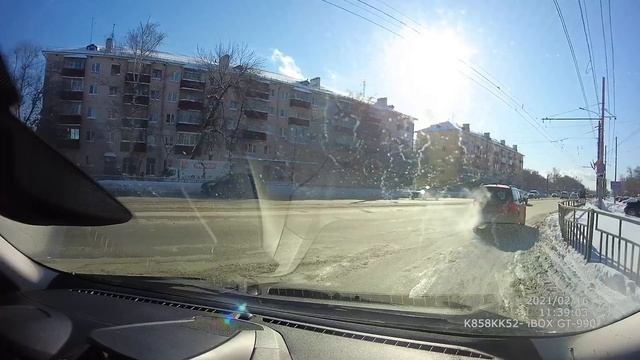 16.02.2021. Нижний Новгород, Проспект Ленина. Лобовое столкновение Volkswagen Polo и такси. смотреть онлайн