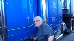 Дальнобой. США. Муж и Жена ездят вместе, но на разных фурах. Затмение солнца