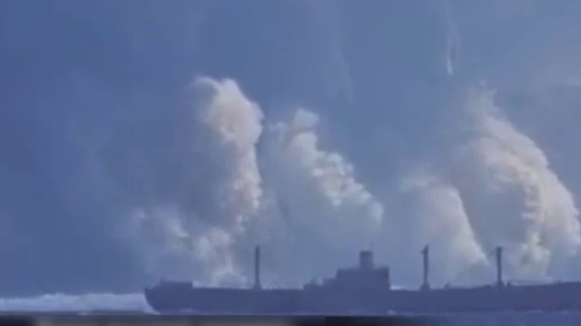 Мощная волна разрушила корабль смотреть онлайн