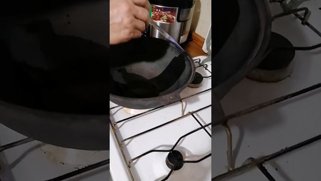 Обжиг чугунного казана,котелка на газовой плете в домашних условиях! смотреть онлайн