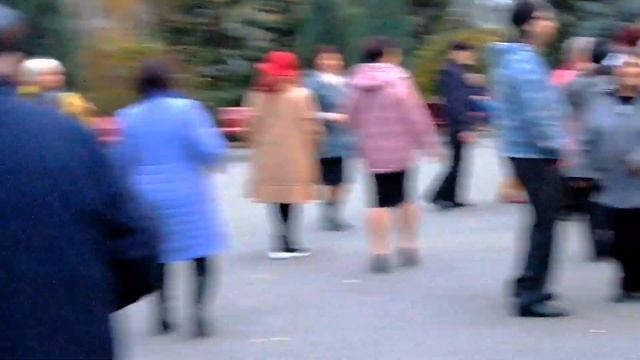 Какими раньше были мы такими и остались Танцы в парке Горького Харьков Ноябрь 2021 смотреть онлайн