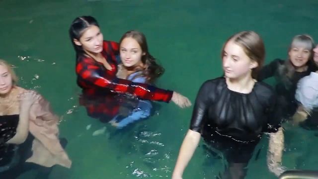 WETLOOKER: Game at pool party смотреть онлайн