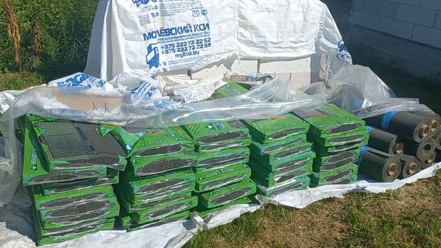 Монтаж мауэрлата и балок перекрытия вальмовой крыши. Привезли битумную, гибкую черепицу. смотреть онлайн