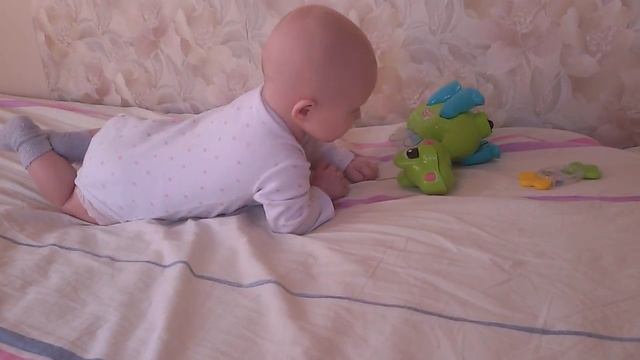 Как научить малыша (ребенка) ползать на четвереньках? смотреть онлайн