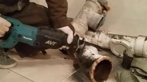 Сабельная пила Makita AVT (маятниковый режим), полотно карбидное BOSCH против чугунной трубы