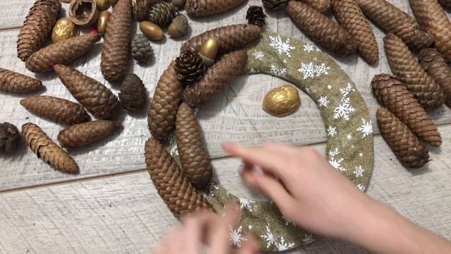 Декор из Еловых Шишек Новогодние Поделки Своими руками Елочные игрушки украшения своими руками DIY смотреть онлайн