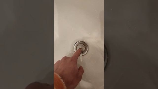 Как открыть пробку в ванне смотреть онлайн