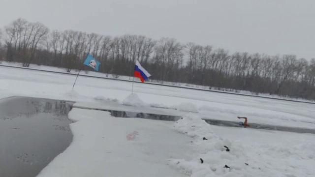 Размер имеет значение. Самая большая прорубь 40 м Н. Серой у Моржей столицы на Живописной.12.12.23. смотреть онлайн