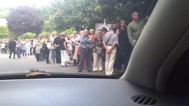 Очередь голосовать возле посольства Украины в Испании МАДРИД 25 05 2014 смотреть онлайн