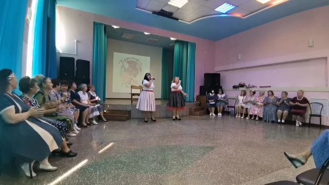 Дуэт: "Две Людмилы" Стоят девчонки смотреть онлайн
