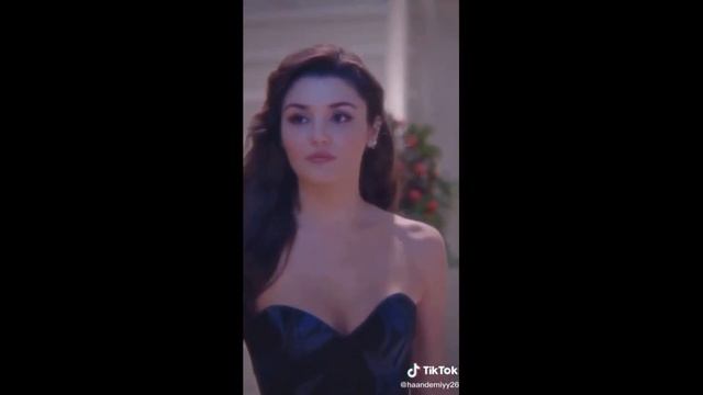 Ханде Эрчел. Hande Erçel YOU TOBENI PORTLATTI SUPER смотреть онлайн