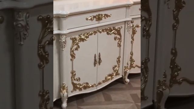 Гостиная Венеция Стайл бежевая с золотом: комод с зеркалом и витрина смотреть онлайн