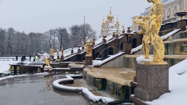 Фонтаны Петергофа работают и в снег. 1 апреля 2023 смотреть онлайн