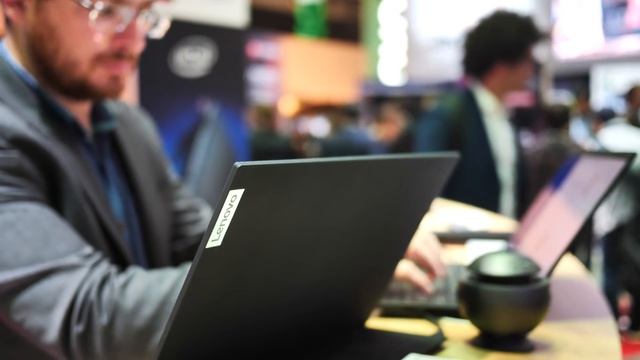 Lenovo ThinkVision M14 Portable USB-C Monitor Hands-on from MWC 2019 смотреть онлайн