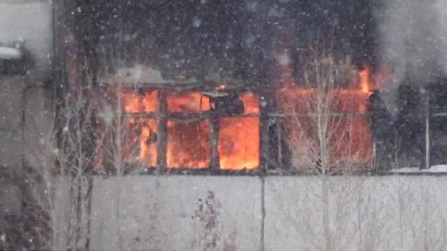 г. Орск. Пожар на заводе ОЗТП смотреть онлайн
