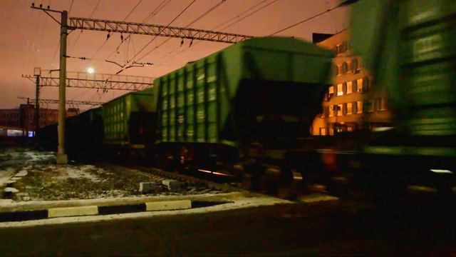 Электровоз ВЛ10-1419 с грузовым поездом на станции Цветочная смотреть онлайн