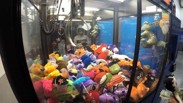 Winning Prizes At The Claw Machine: Toy Shoppe Skill Crane Game ゲームセンター смотреть онлайн