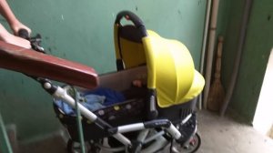 Как спустить коляску по ступенькам. Как поднять трехколесную коляску без лифта.