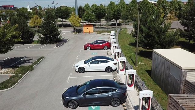 Full Self Driving ou pas? Le stationnement automatique смотреть онлайн