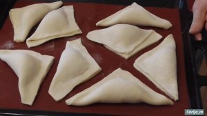 Хачапури из слоёного теста и сыром сулугуни, с добавлением творога.