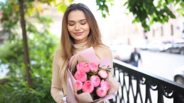 9 ярко-розовых одноголовых пионовидных роз Pink Piano 40 см с фисташкой смотреть онлайн