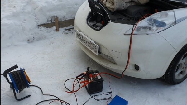 Замерз Nissan Leaf. Отогреваю с помощью подогрева 12В