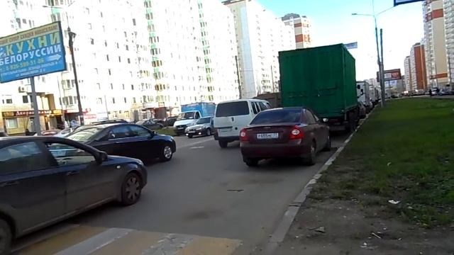 Люберцы. Красная Горка. Перекресток. Вдоль дороги парковка грузовиков... смотреть онлайн