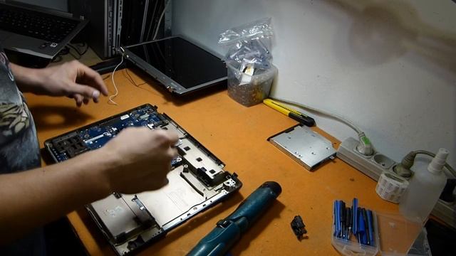 SAMSUNG R505 Przygotowanie Do Sprzedaży SAMSUNG R505 Cleaning