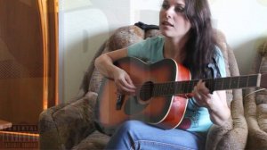 красивая девушка круто поёт песню под гитару. (RTV)