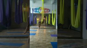 Кружение и красивые элементы на йога гамаке. Йога в гамаках Краснодар. Студия аэройоги «Enigma».
