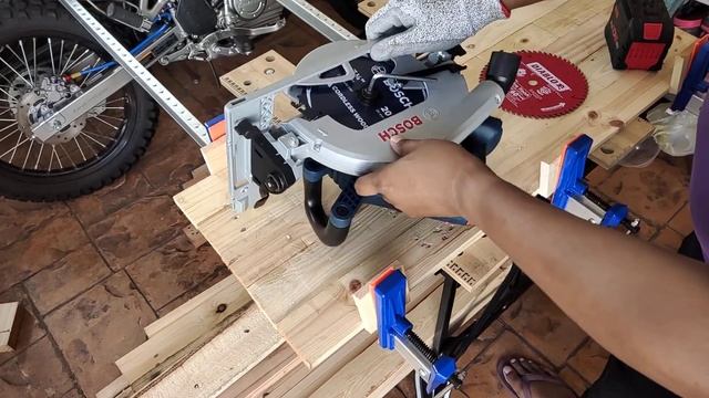 BOSCH GKS 18V-68 GC Circular Saw Replace with new Diablo Blade смотреть онлайн