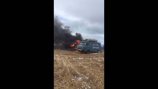 В Ильинском неизвестные подожгли машину с водителем внутри смотреть онлайн