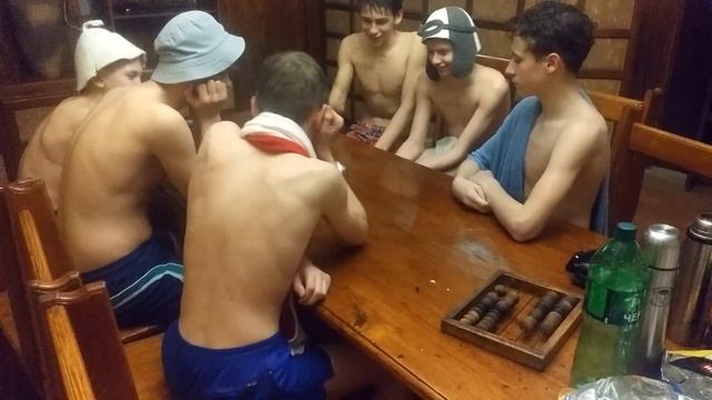 Как мы играли в бутылочку , под наказание . смотреть онлайн