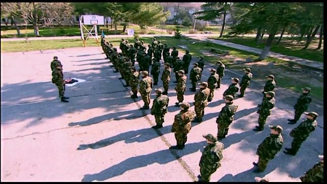 LEVENT ÜSTEĞMEN RENKLİ DONUN SAHİBİNİ ARIYOR | Emret Komutanım смотреть онлайн