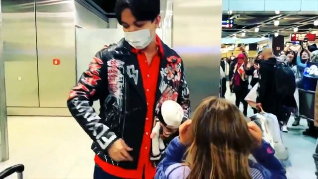 ? Вот так подарок! Теплая встреча Димаша Кудайбергена в аэропорту Дюссельдорфа смотреть онлайн