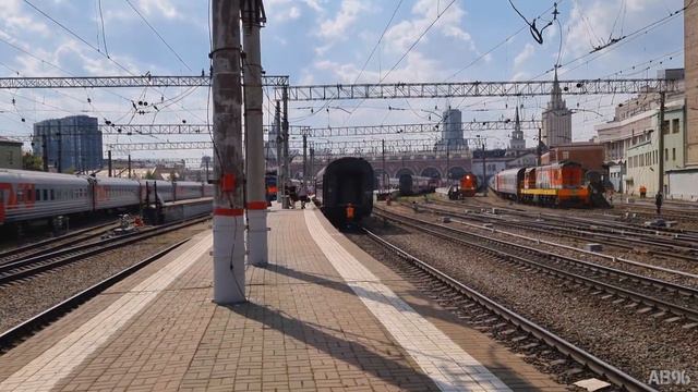 Электровоз ЭП20, электропоезд ЭД4М и тепловоз ТЭМ18ДМ на Казанском вокзале смотреть онлайн