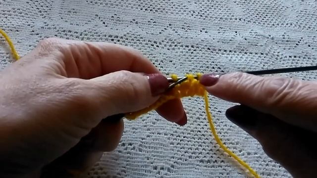 Простой рельефный узор спицами поворотными и круговыми рядами. 2 петли и 2 ряда. смотреть онлайн